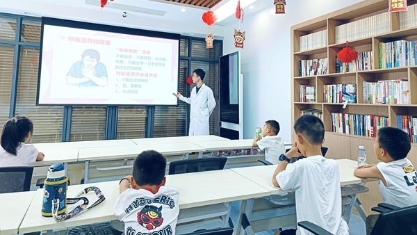 西安交通大學(xué)“筑夢(mèng)醫(yī)心·護(hù)佑三農(nóng)”實(shí)踐團(tuán)開展健康科普。校方供圖