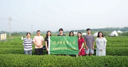 在山東日照，中國(guó)農(nóng)業(yè)大學(xué)食品學(xué)院實(shí)踐團(tuán)就農(nóng)業(yè)生產(chǎn)智能化設(shè)備、肥料選用等問題開展實(shí)地調(diào)研，并面向300余名村民陸續(xù)開展4次科普宣講。校方供圖