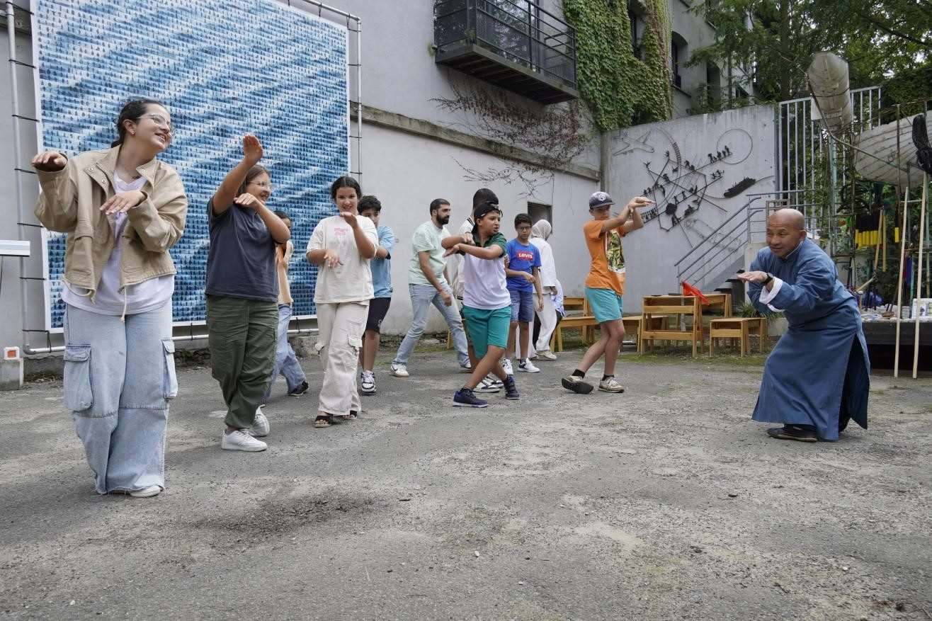 孩子們與魯汶大學(xué)武術(shù)老師，北少林長拳傳人羅師傅學(xué)習(xí)中國功夫。比利時(shí)維他命文化傳媒供圖