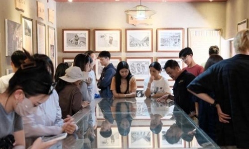 同學們觀摩文旅設計。校方供圖