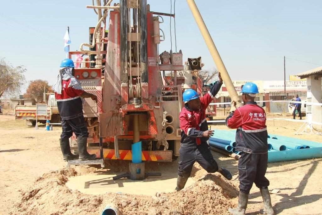 7月22日，工人在津巴布韋東馬紹納蘭省舉行的中國(guó)援津巴布韋300口水井項(xiàng)目開(kāi)工儀式上鉆井。新華社發(fā)