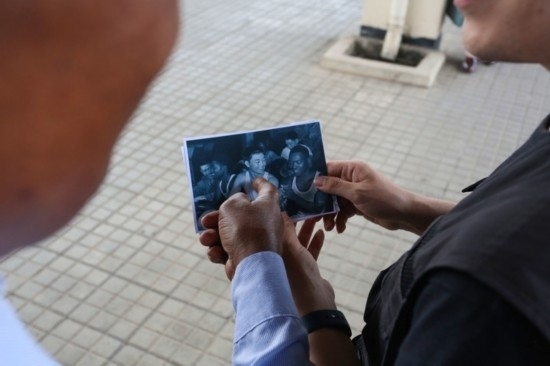 恩貢亞尼在看坦贊鐵路建設(shè)時(shí)期拍攝的老照片。