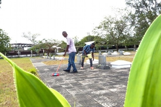 8月12日，姆薩菲里·奧馬里（右）和同事在援坦中國(guó)專(zhuān)家公墓打掃。