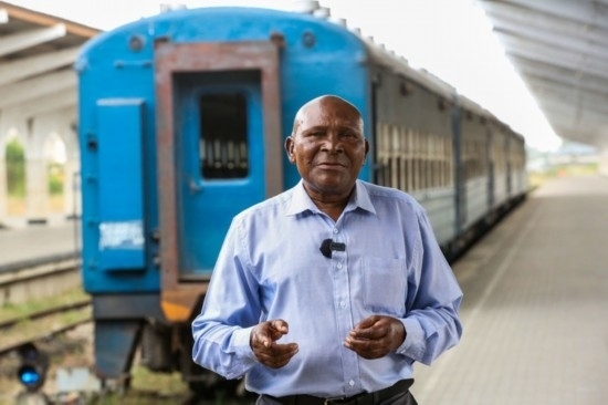  坦贊鐵路退休列車(chē)司機(jī)恩貢亞尼在達(dá)累斯薩拉姆站。