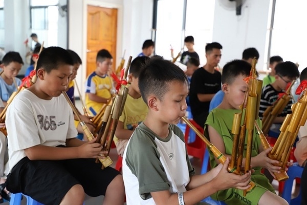 孩子們?cè)趯W(xué)吹蘆笙。融水縣文化館供圖