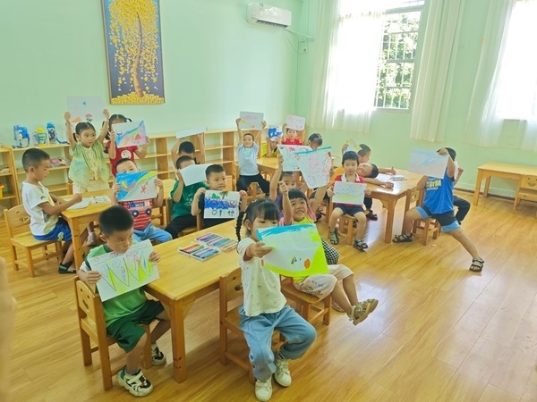 孩子們?cè)诠嫱泄馨嗌袭嫯嬚n。莫菲菲攝