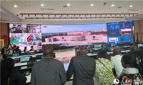 研討班一行在塔山煤礦參觀。人民網(wǎng) 曹欣悅攝