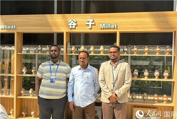 研討班成員在聽(tīng)取講解后合影留念。人民網(wǎng) 曹欣悅攝