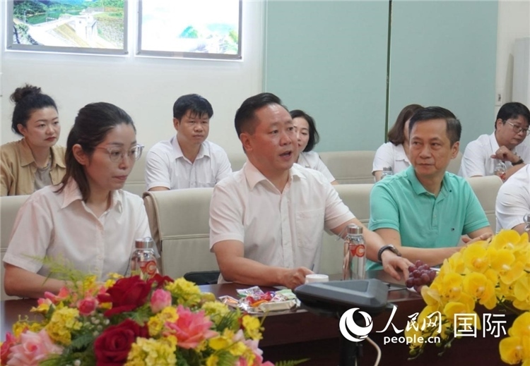 越中電力公司董事長李志雄（前排左二）介紹越南電力情況。葛沙莎攝