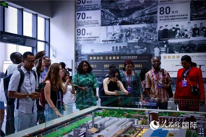 2024“一帶一路”媒體合作論壇聯(lián)合采訪調(diào)研行成員在東郊記憶園區(qū)參觀采訪。本報記者 伊霄攝