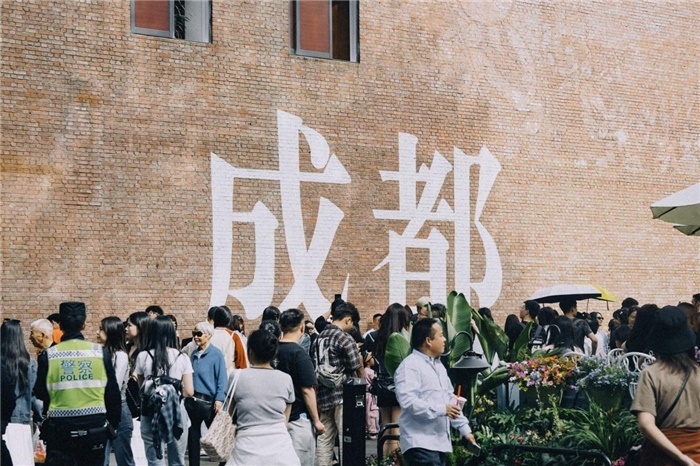 東郊記憶園區(qū)“成都墻”以巨大的“成都”字樣和獨特的藝術(shù)設(shè)計成為園區(qū)的網(wǎng)紅打卡地，吸引了眾多游客和市民前來參觀。資料圖片