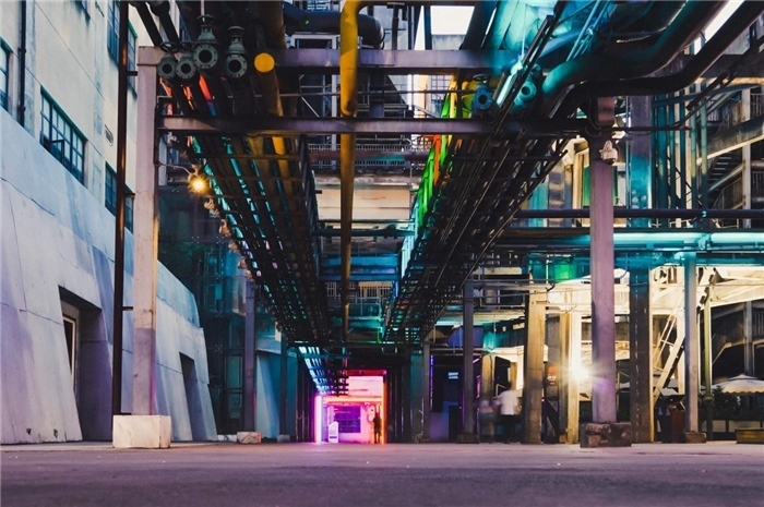 東郊記憶園區(qū)工業(yè)橫街完整地保留了園區(qū)的工業(yè)元素，如工業(yè)煙囪、動力管廊架和水塔等，形成了園區(qū)獨特的工業(yè)風(fēng)景線。資料圖片