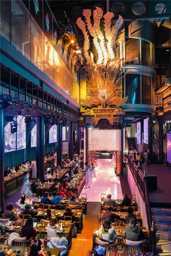 東郊記憶園區(qū)內(nèi)以蜀地文化為創(chuàng)作背景，溯源中國傳統(tǒng)宴飲儀禮打造的全景沉浸式漢文化主題餐秀。成都傳媒集團(tuán)供圖