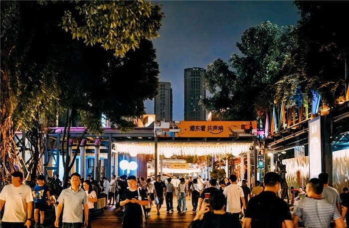 夜幕下的東郊記憶園區(qū)人流如織，熱度不減。資料圖片