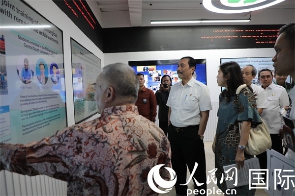 印尼對華合作牽頭人、統(tǒng)籌部長盧胡特（中）參觀中國—印尼新能源材料與冶金工程技術(shù)聯(lián)合研究實驗室。人民網(wǎng)記者曹師韻攝