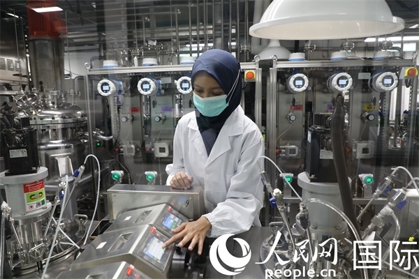 中國—印尼新能源材料與冶金工程技術(shù)聯(lián)合研究實驗室內(nèi)，研究人員正在工作。人民網(wǎng)記者曹師韻攝