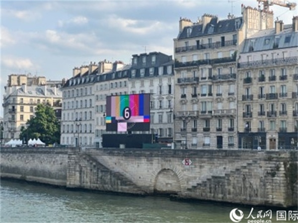 奧運會開幕式，安置在塞納河兩岸的大屏幕。人民網(wǎng)記者 何蒨攝
