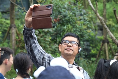 媒體考察團成員在熊貓谷拍照“打卡”。（李佩藺 攝）