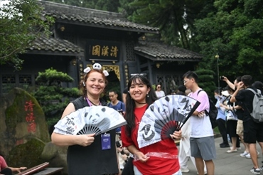 媒體考察團成員在都江堰清溪園合影留念。（陳斌 攝）