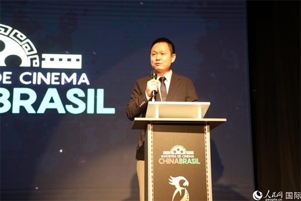 當(dāng)?shù)貢r(shí)間8月26日晚，中國(guó)駐里約總領(lǐng)館副總領(lǐng)事王尉育在第三屆中國(guó)－巴西電影展開(kāi)幕式上致辭。 人民網(wǎng)記者 陳一鳴攝