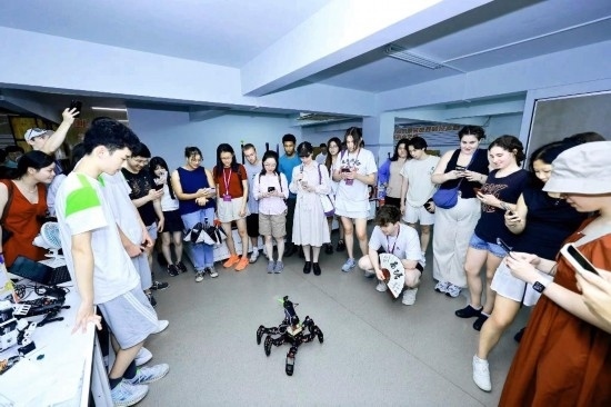 8月25日，中外青年在浙江杭州觀看機(jī)器人表演。新華社發(fā)（清華大學(xué)供圖）