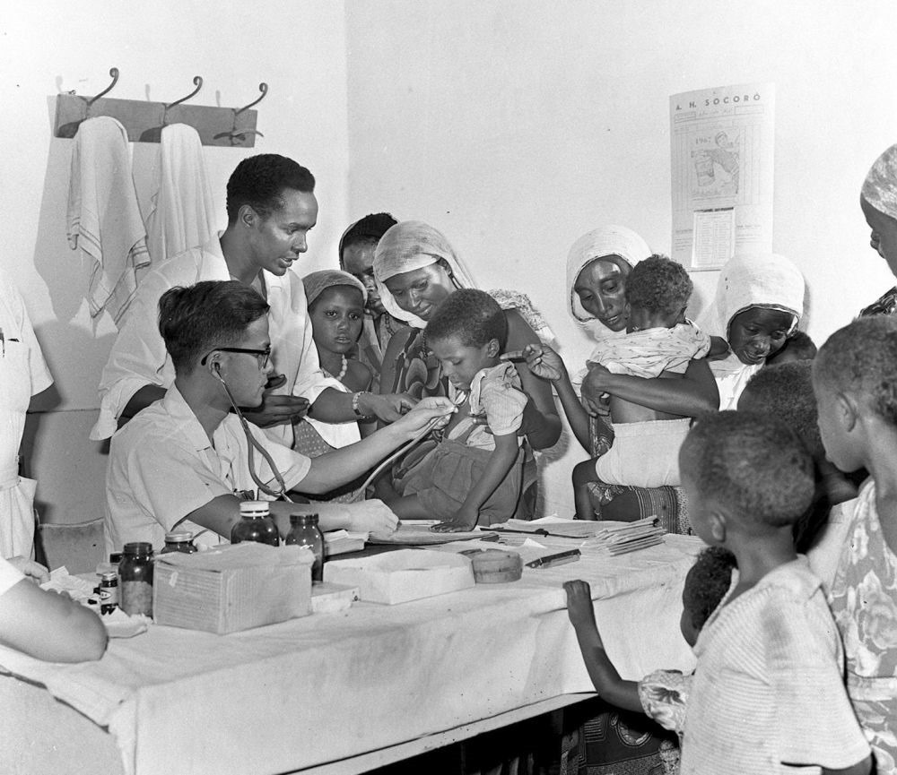 1968年4月，中國(guó)醫(yī)療隊(duì)醫(yī)生在索馬里阿弗戈依鎮(zhèn)巡回醫(yī)療時(shí)為當(dāng)?shù)貎和尾　? width=