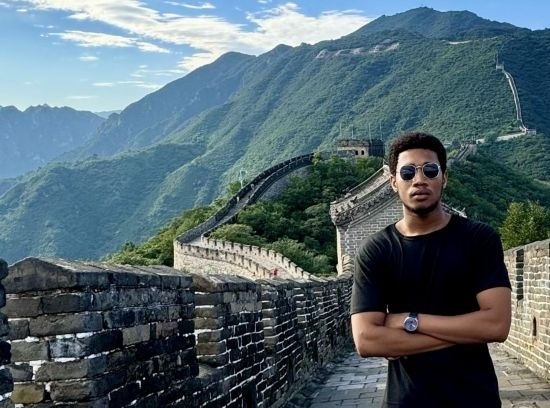 8月28日，尼日利亞青年阿米爾·阿希姆在慕田峪長城留影。新華社發(fā)（清華大學(xué)供圖）