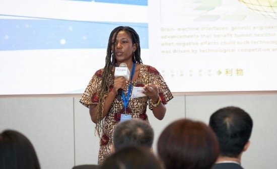 8月29日，在第二屆清華國際青年對(duì)話論壇活動(dòng)上，來自烏干達(dá)的媒體人詹尼弗·阿西姆韋分享中國之旅的感悟。新華社發(fā)（畢尚宏攝）