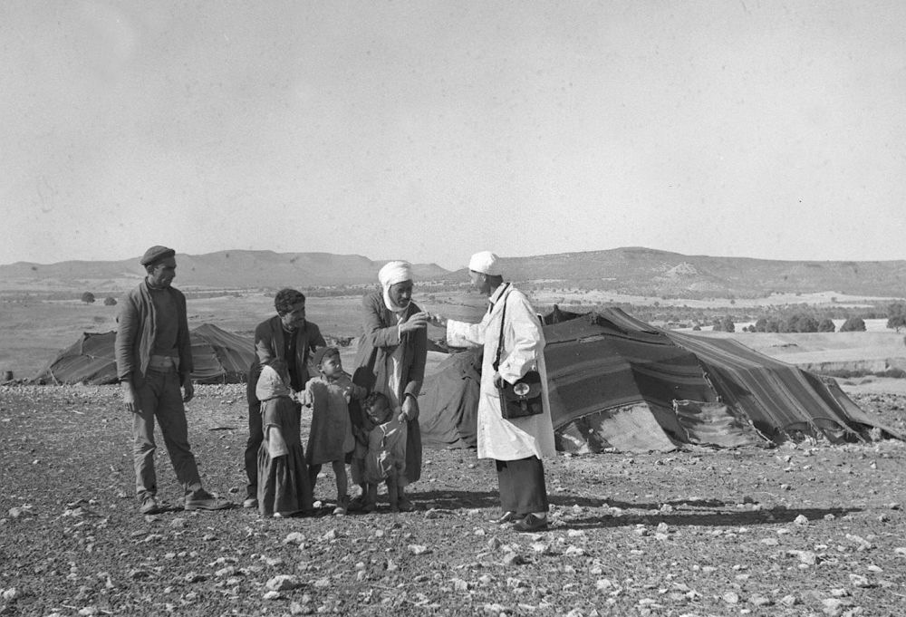 1965年，一名中國(guó)援阿爾及利亞醫(yī)療隊(duì)醫(yī)生（右一）在阿爾及利亞賽伊達(dá)省為牧民診治。