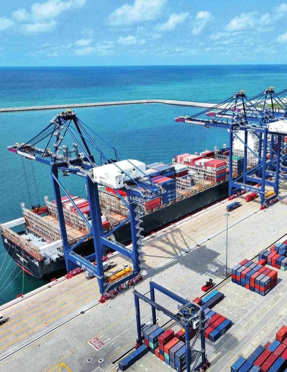 由中國(guó)港灣工程有限責(zé)任公司承建的尼日利亞萊基深水港位于中尼合作建設(shè)的拉各斯萊基自貿(mào)區(qū)內(nèi)，是尼日利亞首個(gè)現(xiàn)代化深水港和最大港口。圖為一艘貨輪在尼日利亞拉各斯萊基深水港裝卸集裝箱（2024 年 3 月 11 日攝）萊基港公司供圖