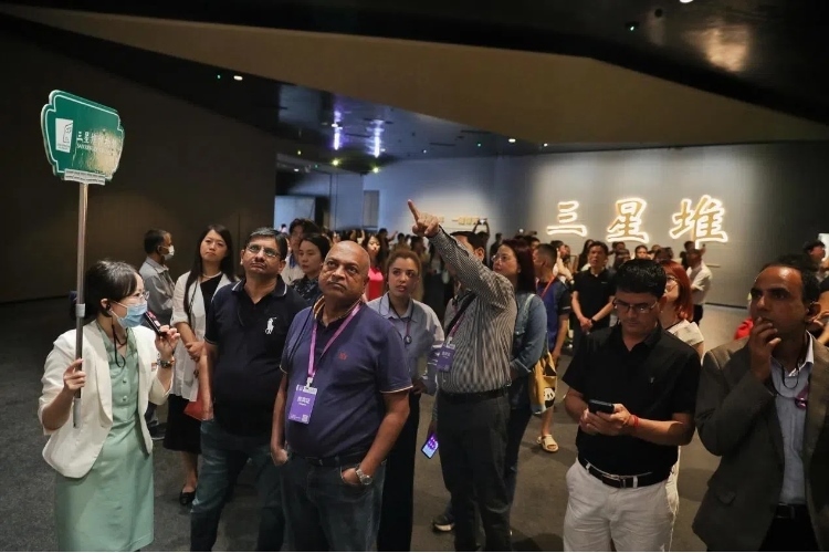 8月31日，亞洲媒體考察團(tuán)參訪三星堆博物館?！吨袊?guó)經(jīng)濟(jì)周刊》記者肖翊攝