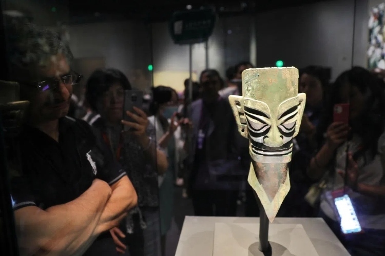 8月31日，亞洲媒體考察團(tuán)參訪三星堆博物館?！吨袊?guó)經(jīng)濟(jì)周刊》記者肖翊攝