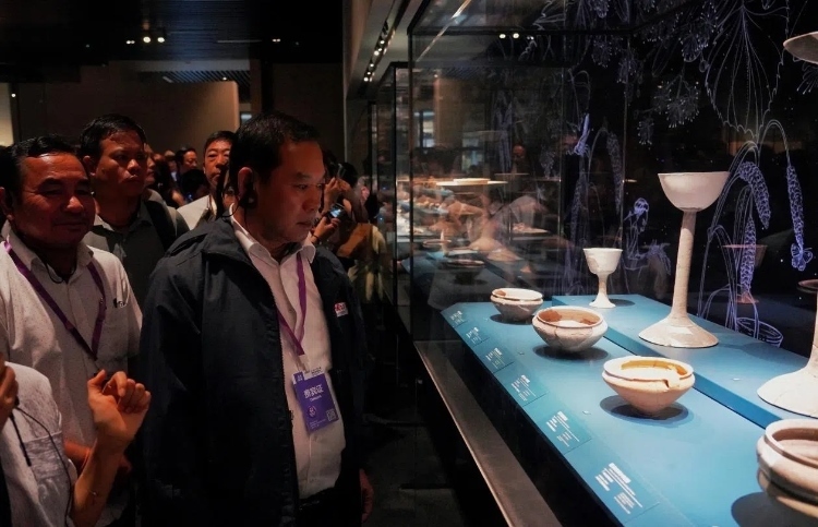 8月31日，亞洲媒體考察團(tuán)參訪三星堆博物館。左一為老撾博利坎賽省新聞文化旅游廳廳長(zhǎng)頌通·威本康?！度嗣袢?qǐng)?bào)海外版》記者喬宇攝