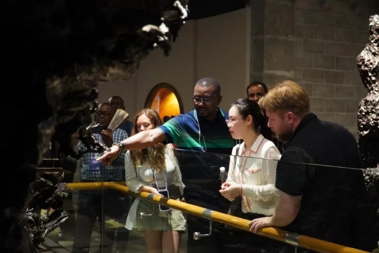 2024“一帶一路”媒體合作論壇聯合采訪調研行成員在樂山烏木文化博覽苑調研采訪。人民網記者 趙祖樂攝