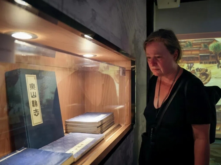 2024“一帶一路”媒體合作論壇聯合采訪調研行成員在蘇稽古鎮(zhèn)調研樂山歷史文化。本報記者 伊霄攝