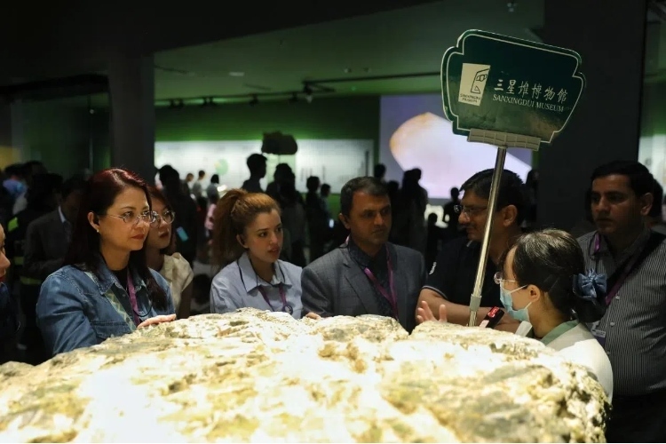 8月31日，亞洲媒體考察團(tuán)參訪三星堆博物館。左一為馬來(lái)西亞《星報(bào)》首席商務(wù)官莉迪婭·王?！吨袊?guó)經(jīng)濟(jì)周刊》記者肖翊攝