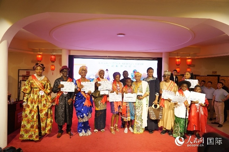 中尼服飾文化秀尼日利亞十佳模特獎(jiǎng)。人民網(wǎng)記者 姜宣攝