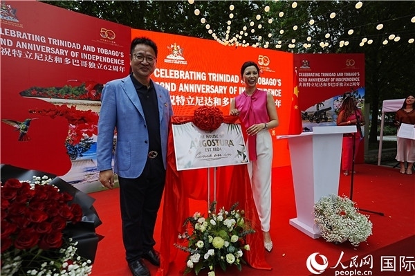 當天的慶祝儀式上，還舉行了特多著名酒品牌安高天娜回歸中國市場的揭幕儀式。人民網(wǎng)記者 趙益普攝