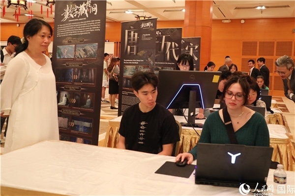 在活動現場，當地民眾體驗“數字藏經洞”云游戲，沉浸式體驗敦煌文化。 人民網記者 李志偉攝