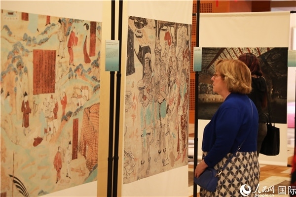 來賓在參觀敦煌高清攝影和壁畫高保真復制品。 人民網記者 李志偉攝