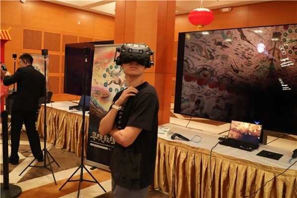 1、在本次活動的展覽現場，敦煌研究院與騰訊展示了“數字藏經洞”和“尋境敦煌”等創(chuàng)新互動產品。圖為當地民眾通過VR虛擬游覽洞窟。 人民網記者 李志偉攝