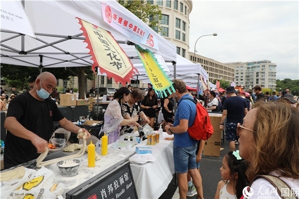 3、活動現(xiàn)場設(shè)置了眾多展臺。 人民網(wǎng)記者 李志偉攝