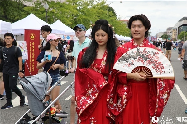 5、當(dāng)?shù)厝A僑華人身穿漢服參加文化節(jié)。 人民網(wǎng)記者 李志偉攝