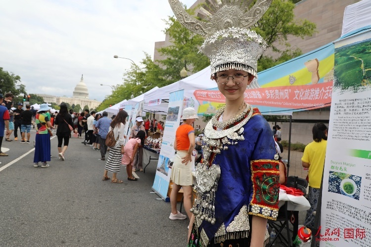 在第22屆美國華盛頓“中國文化節(jié)”上，一名當?shù)孛癖娚泶┲袊贁?shù)民族服飾。人民網(wǎng)記者 李志偉攝