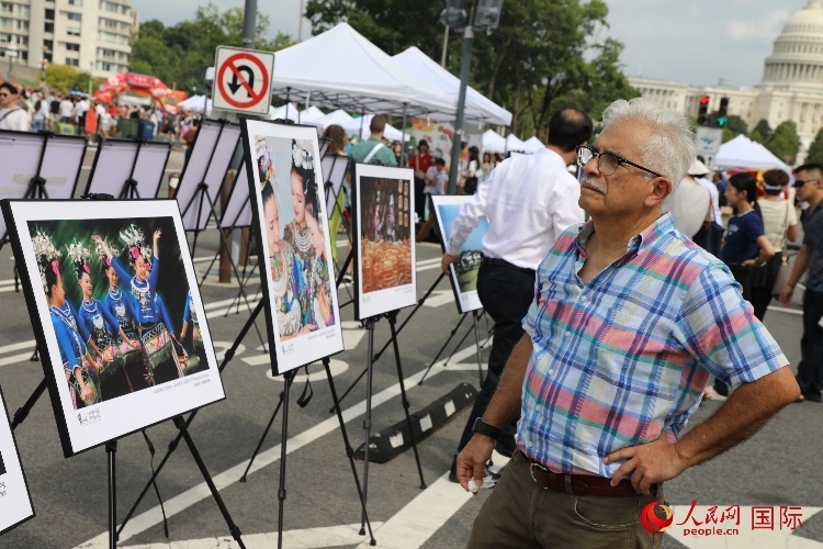 80余幅貴州主題攝影圖片展示了貴州文旅魅力。人民網(wǎng)記者 李志偉攝
