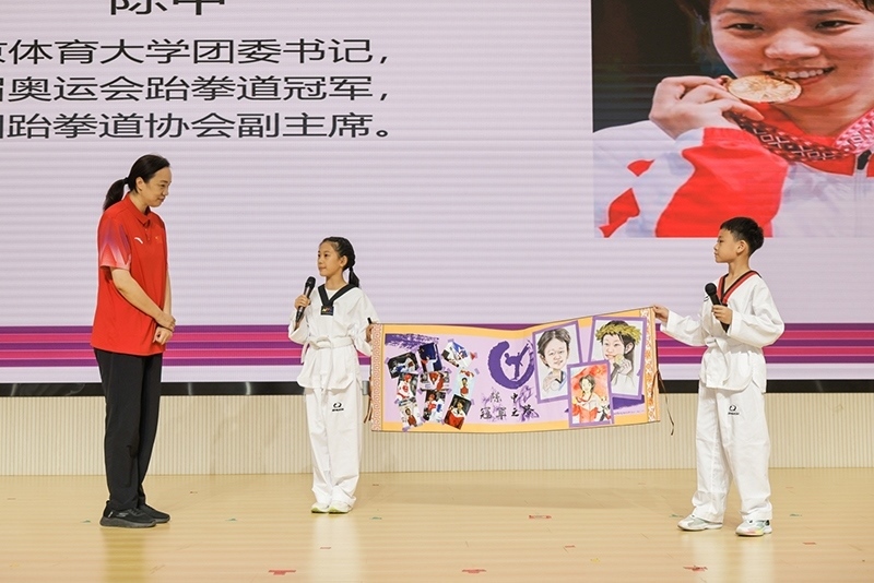 兩位學(xué)生小記者對(duì)話陳中老師。學(xué)校供圖