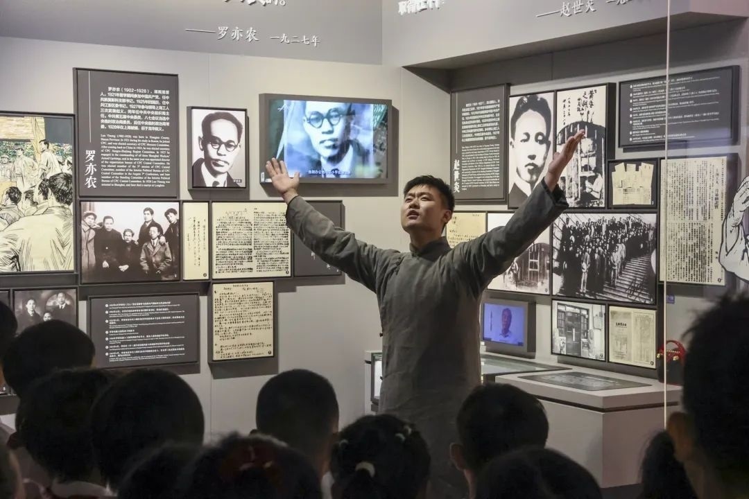 勞模身穿長(zhǎng)袍再現(xiàn)烈士事跡。徐匯區(qū)總工會(huì)供圖