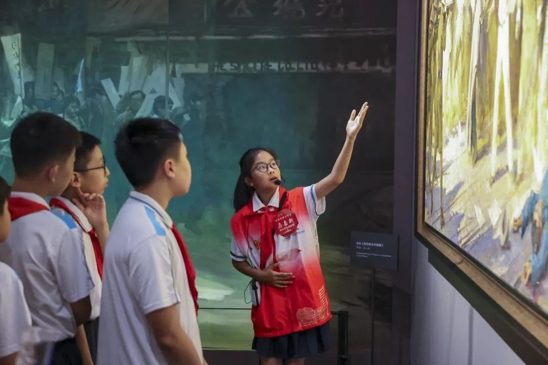 同學(xué)們觀賞不同革命場(chǎng)景及烈士形象的藝術(shù)作品。徐匯區(qū)總工會(huì)供圖