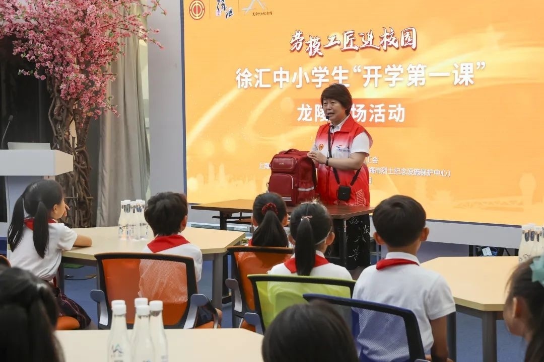 勞模工匠現(xiàn)場(chǎng)向同學(xué)們傳授勞動(dòng)技能。徐匯區(qū)總工會(huì)供圖