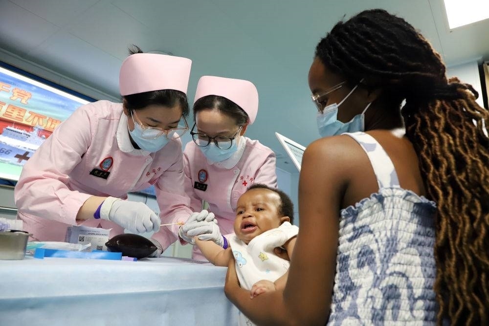 2024年8月12日，中國(guó)海軍“和平方舟”號(hào)醫(yī)院船在莫桑比克馬普托開(kāi)展醫(yī)療服務(wù)。